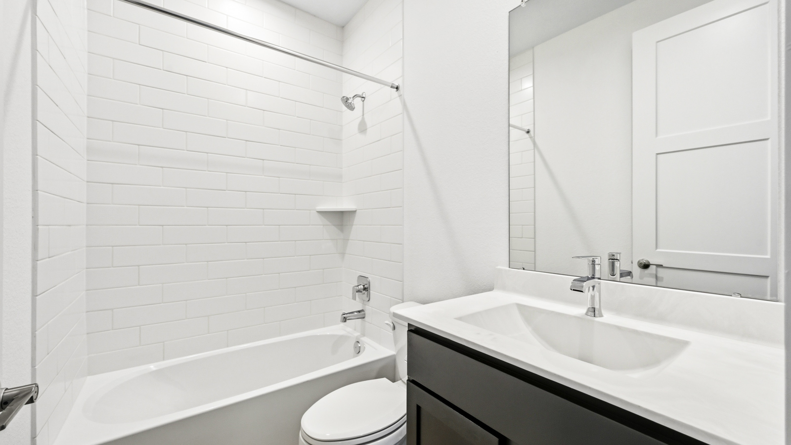 Secondary bathroom with tub/shower combo