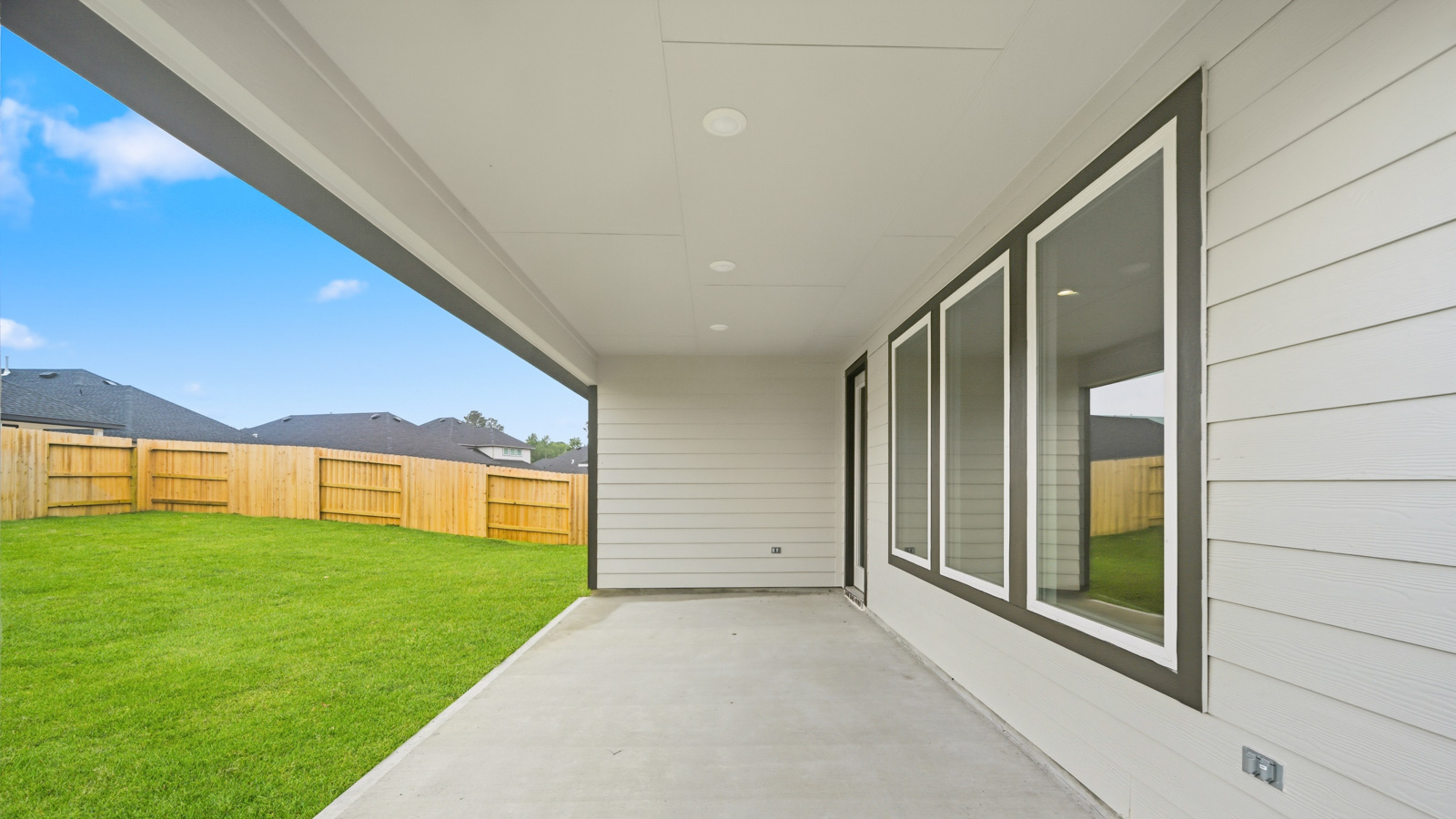 covered patio with overhead lighting