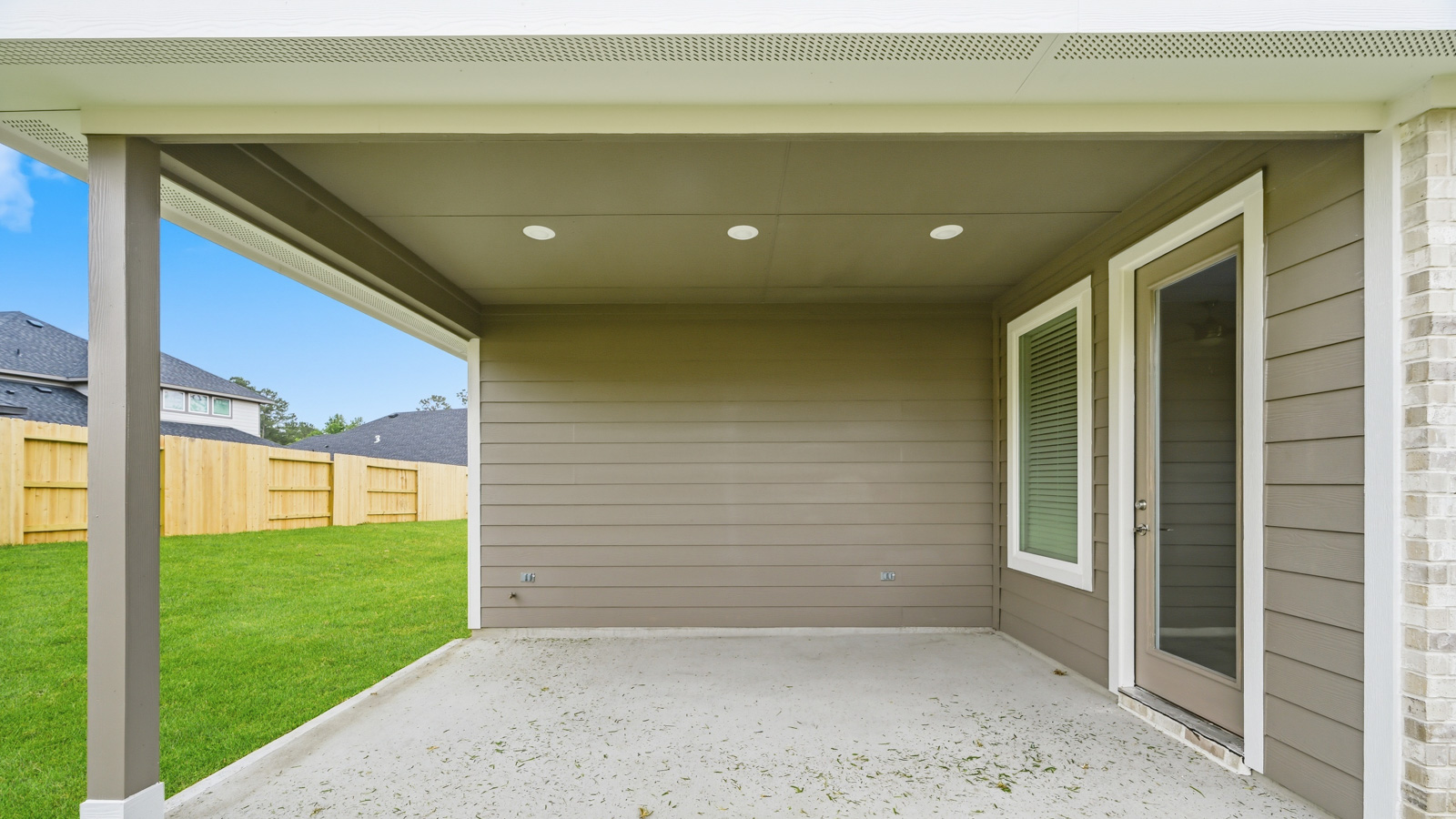 covered patio with overhead lighting