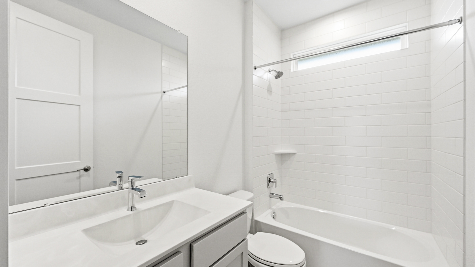 Secondary bathroom with tub/shower combo