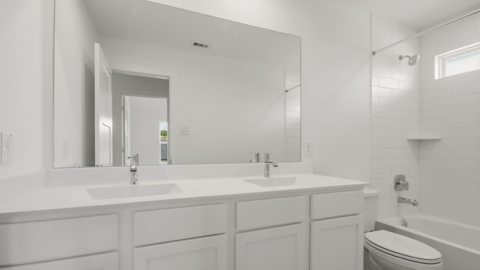Secondary bathroom with tub/shower combo with quartz counter tops in Conroe TX