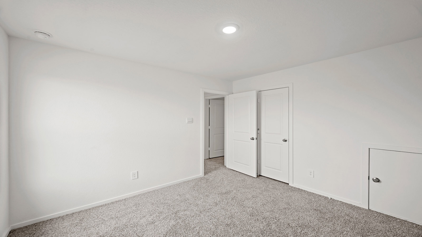 bedroom with carpet flooring