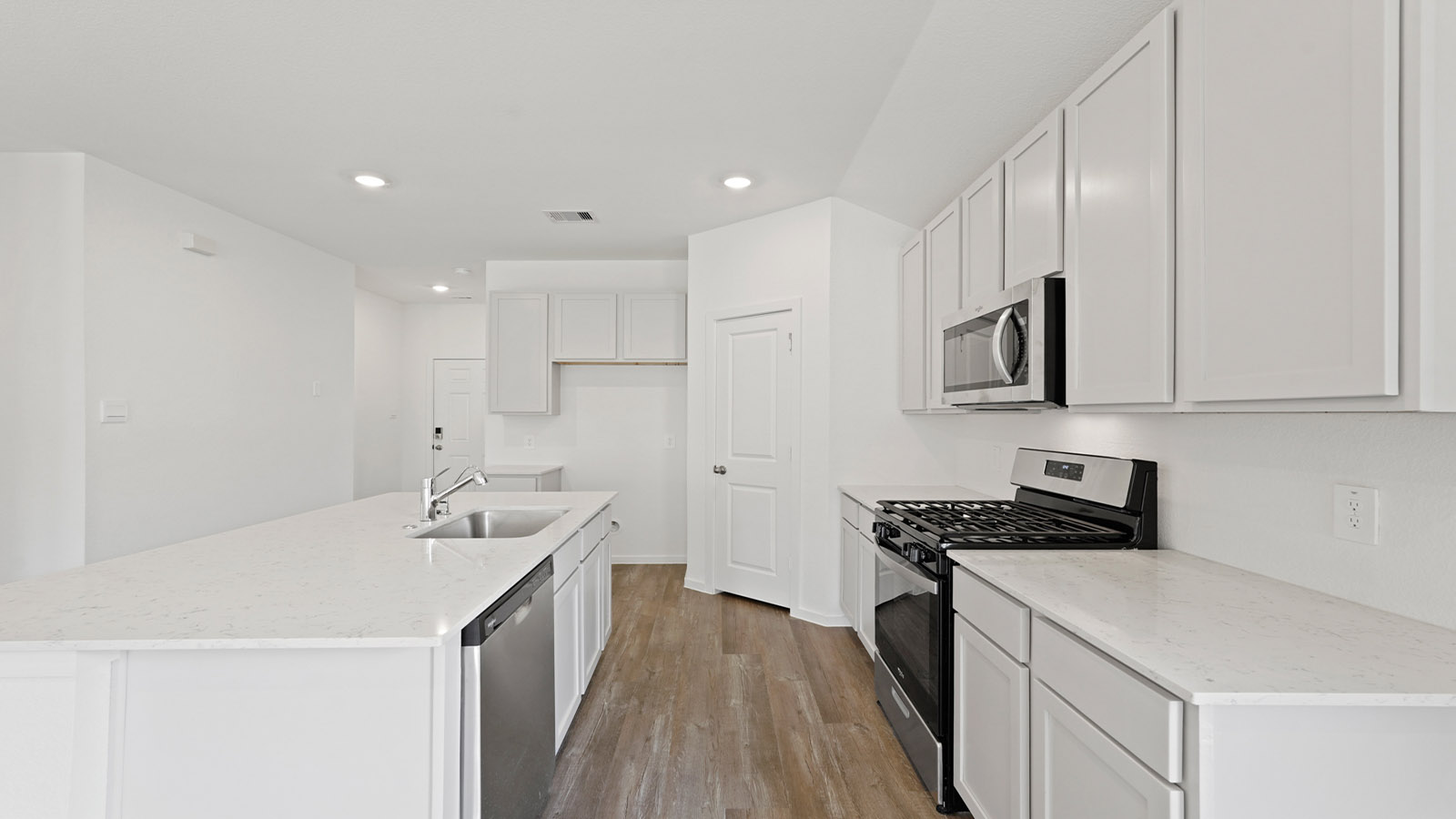 kitchen with quartz xountertops and stainless steeln appiances