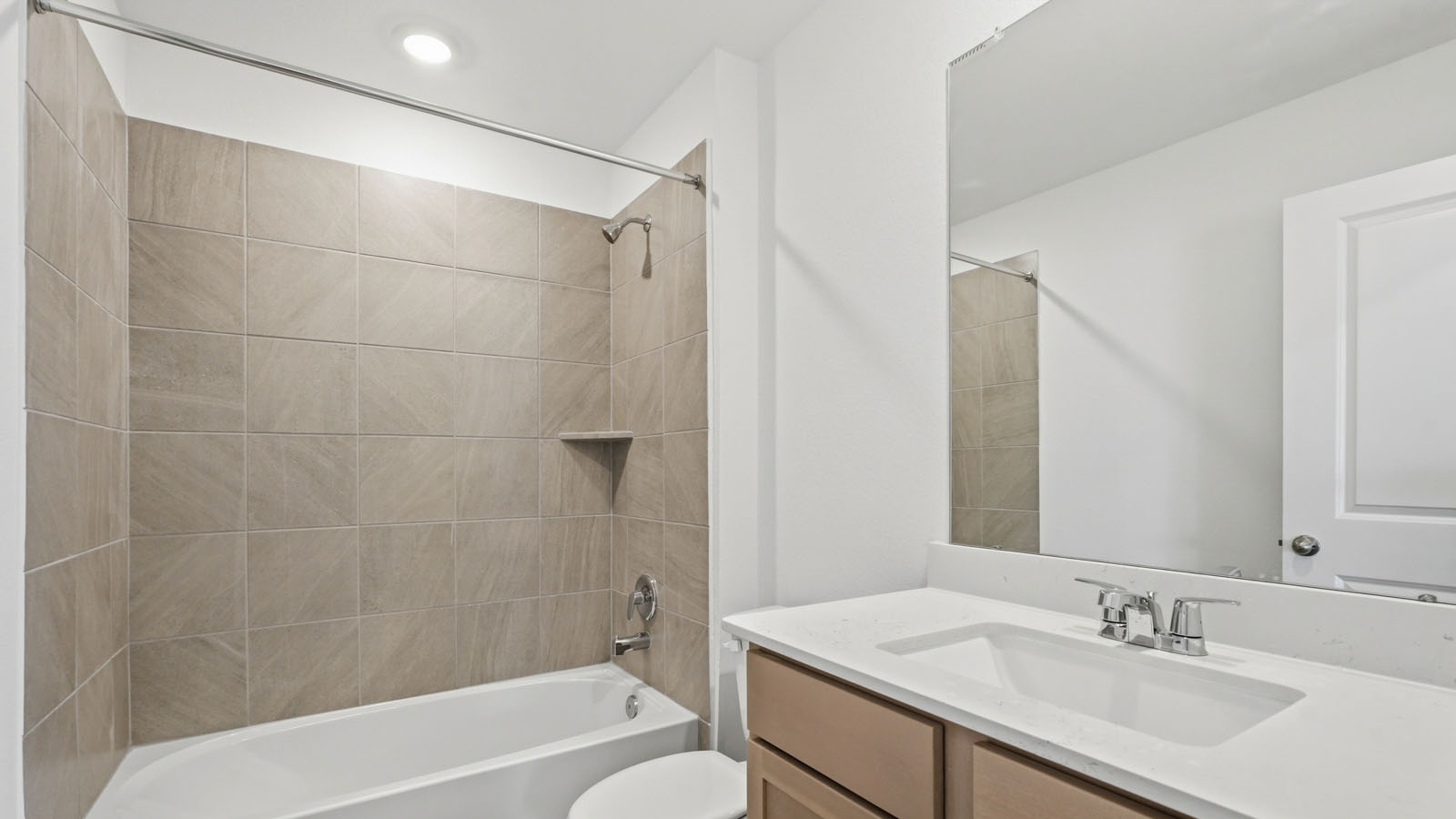 Secondary bathroom with tub/shower combo with quartz counter tops in Hockley TX