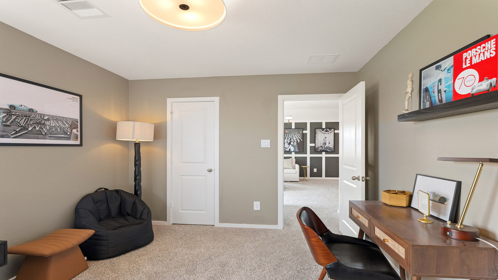 bedroom with carpet flooring
