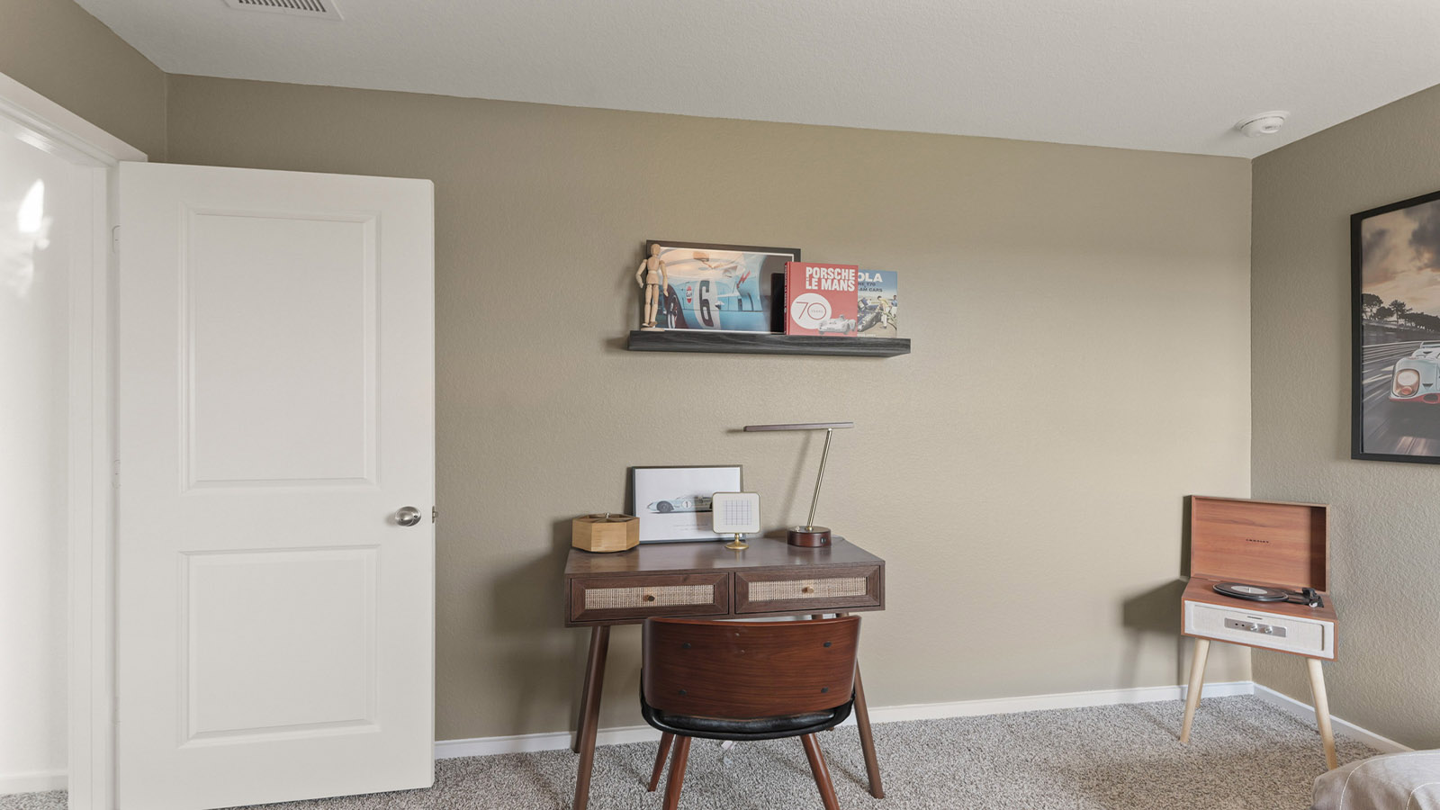 bedroom with carpet flooring