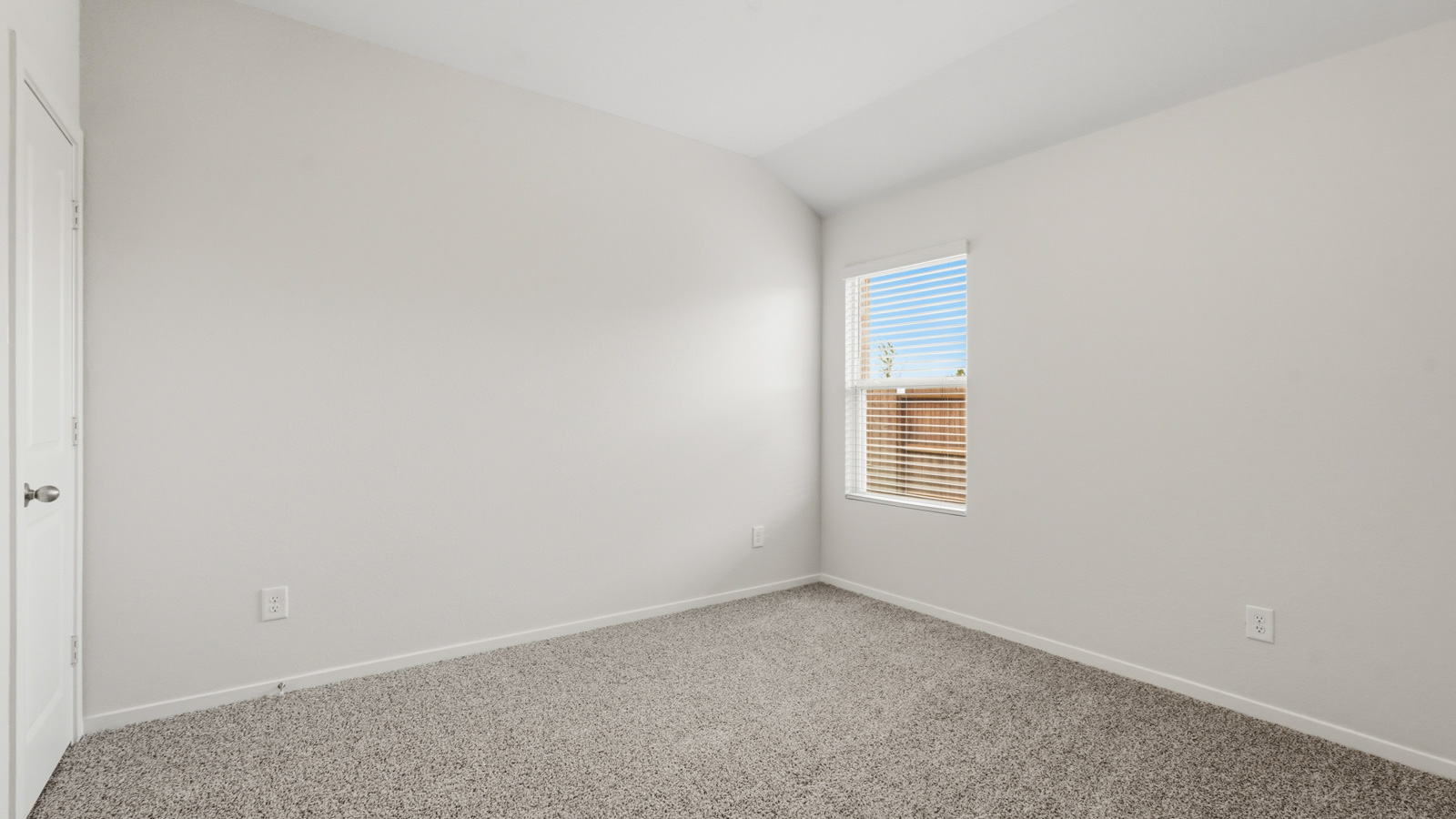 bedroom with carpet flooring