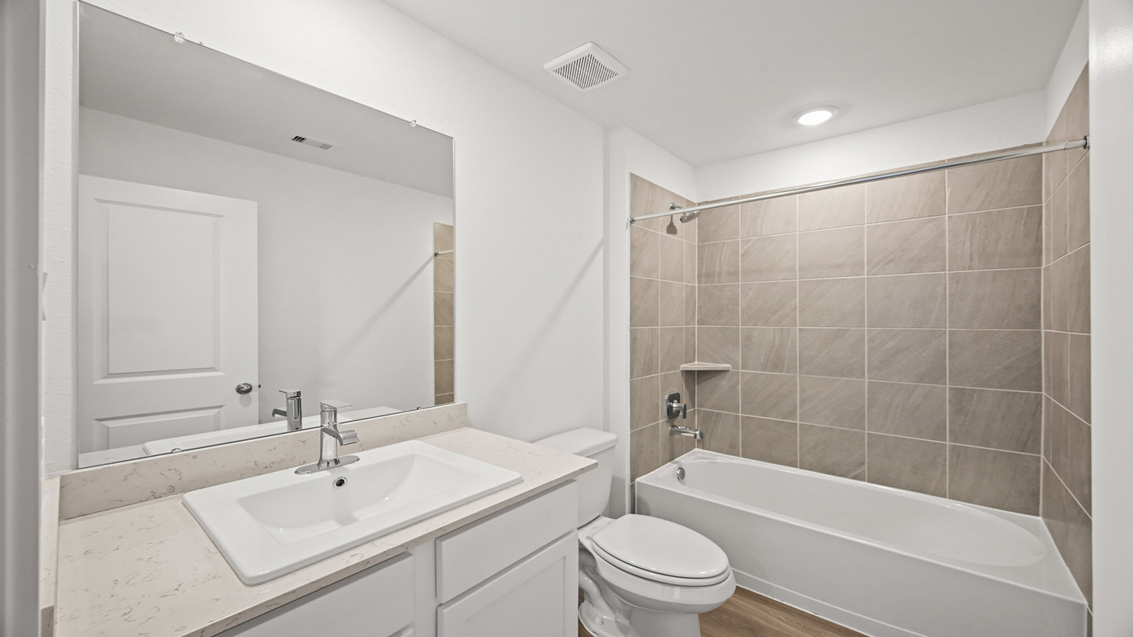 secondary bahroom with tub and shower combo