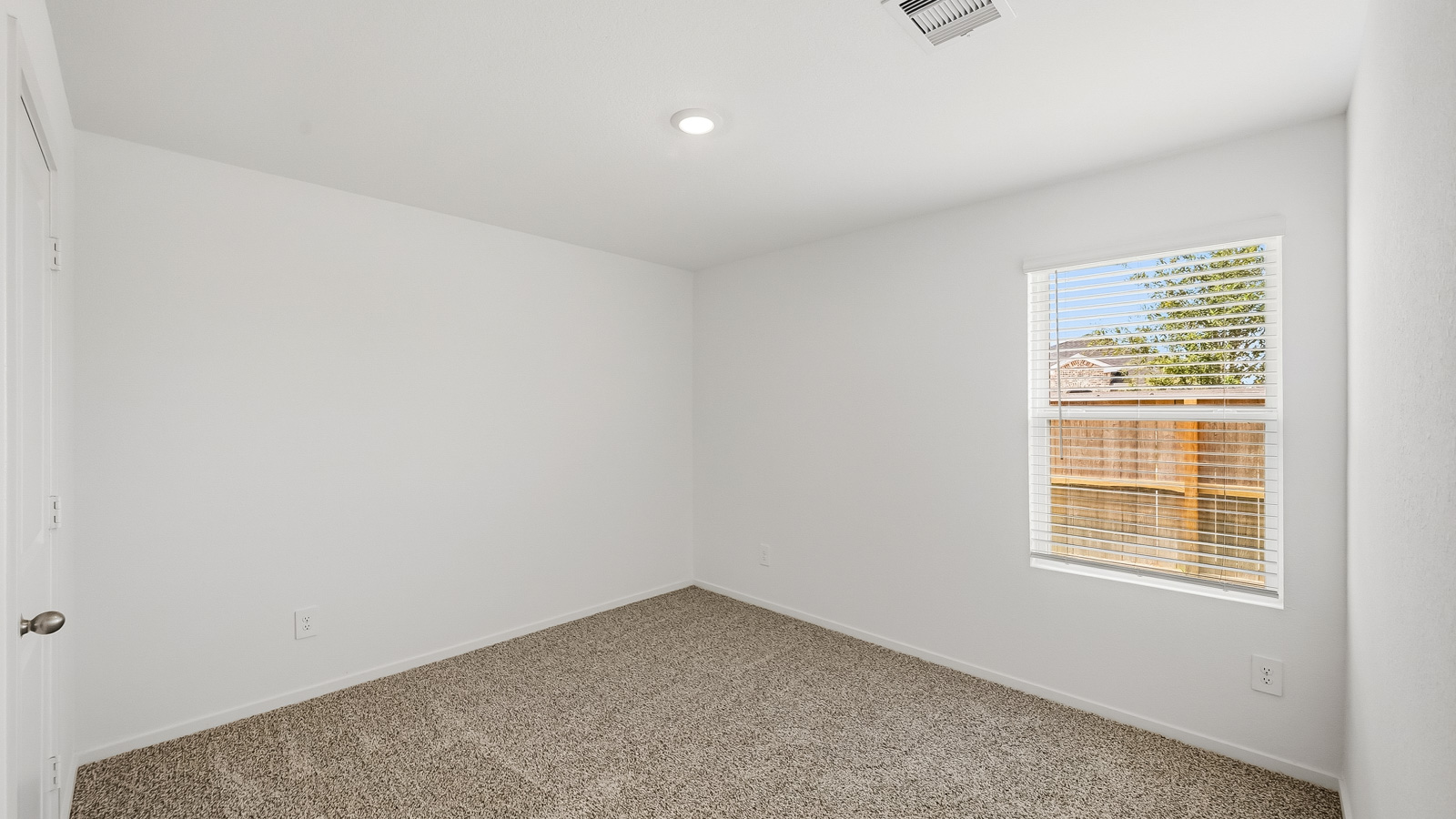 bedroom with carpet flooring