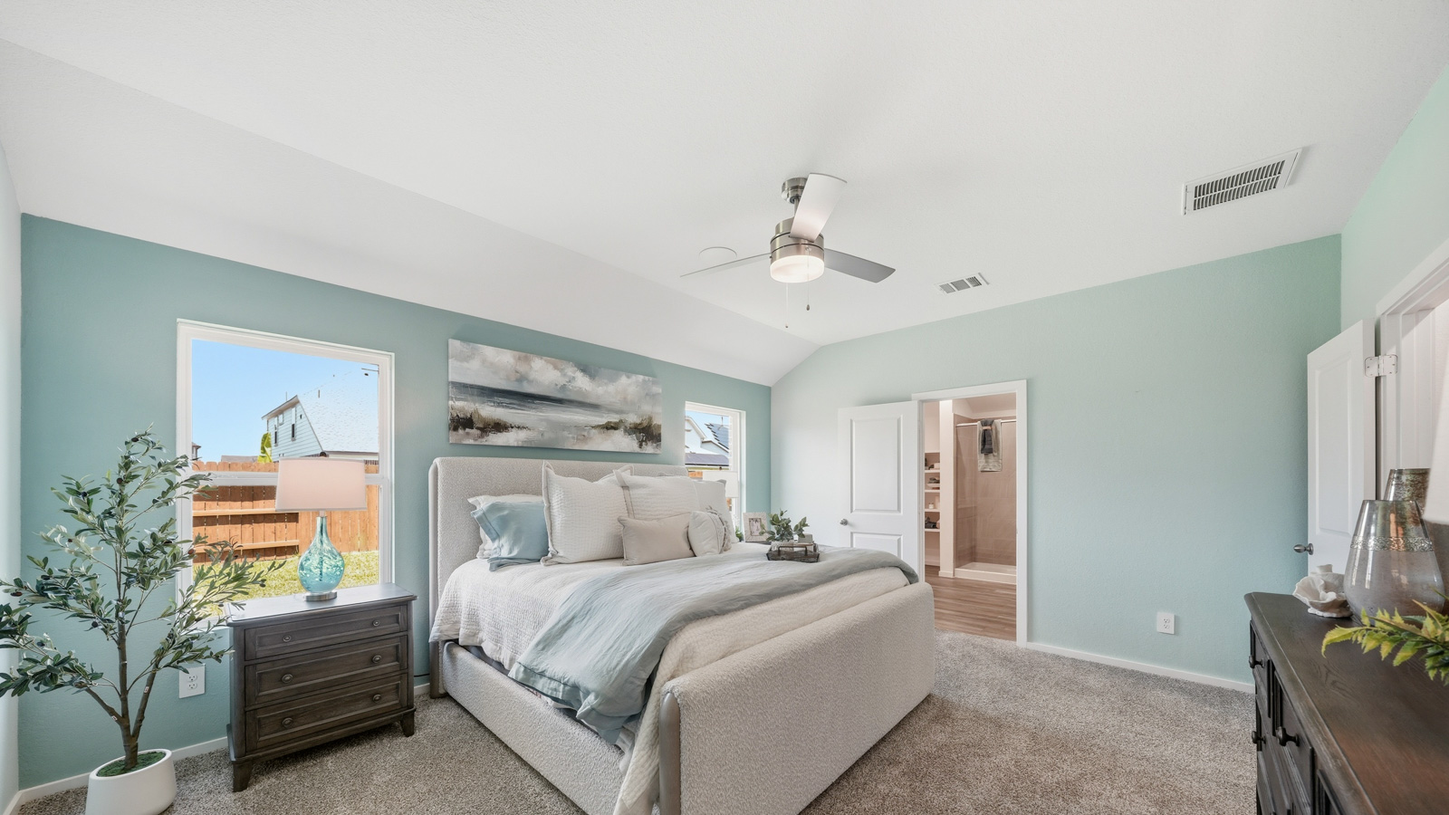 secondary bedroom with carpet flooring