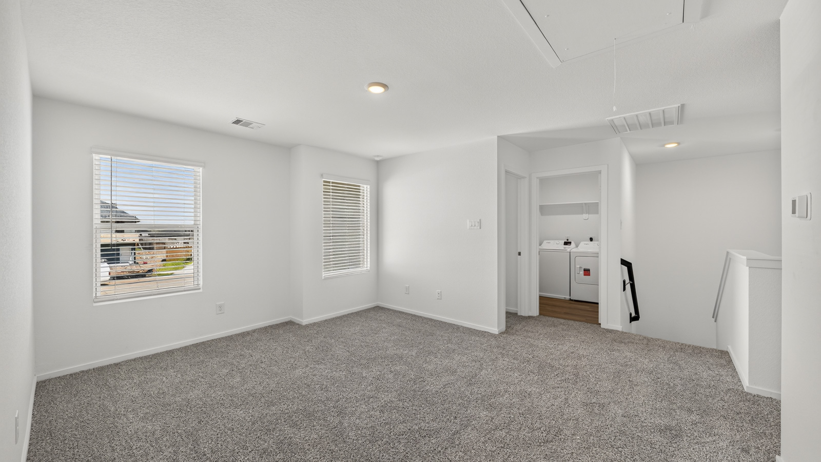 bedroom with carpet flooring