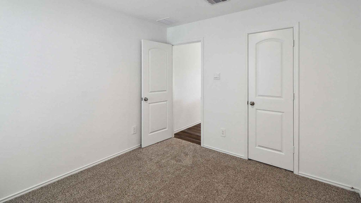 bedroom with carpet flooring