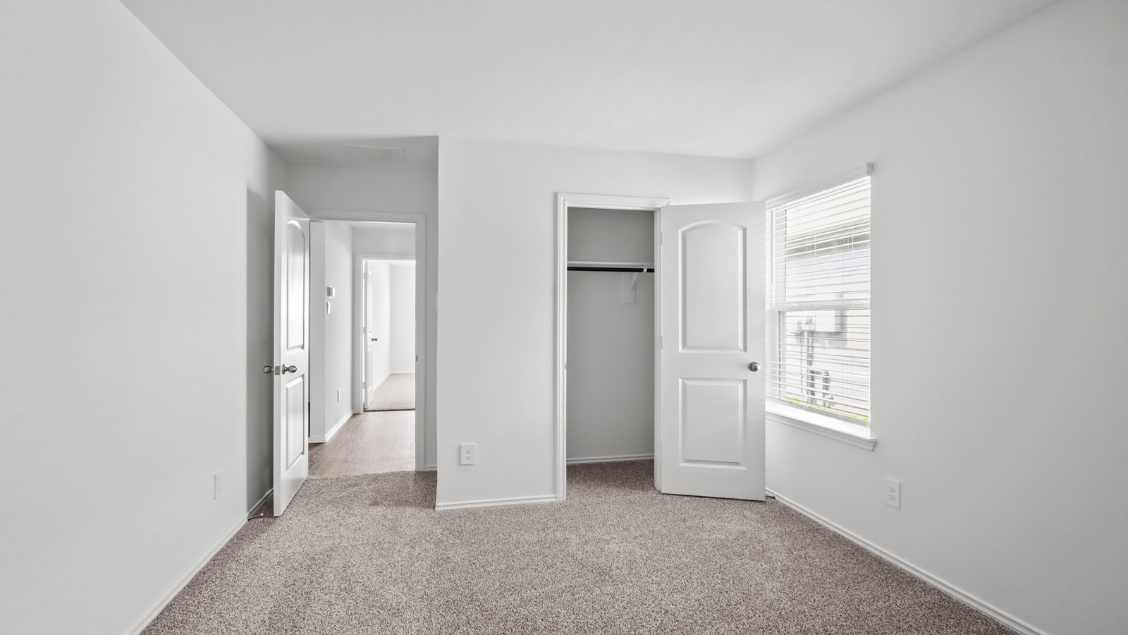 bedroom with carpet flooring