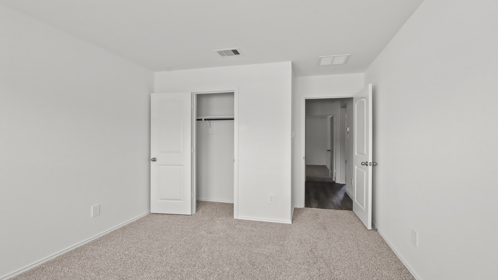 bedroom with carpet flooing
