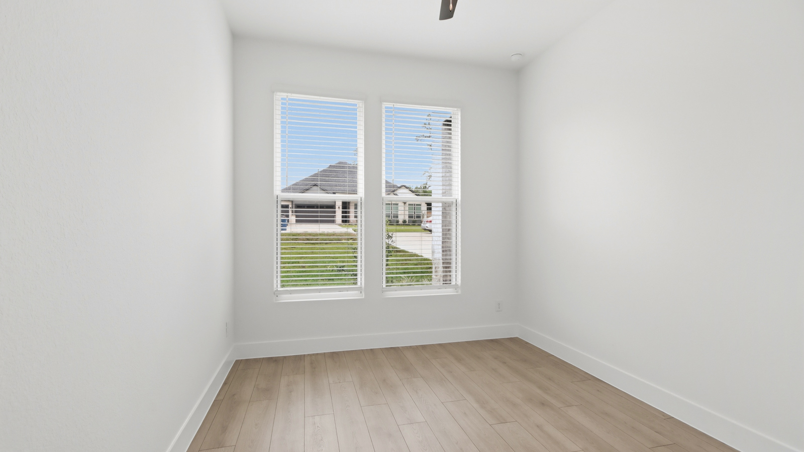 Model Open 7 days a week 205 Gousoulin Lane, Pinehurst, TX 77362 1 acre lots in tomball Pinehurt TX