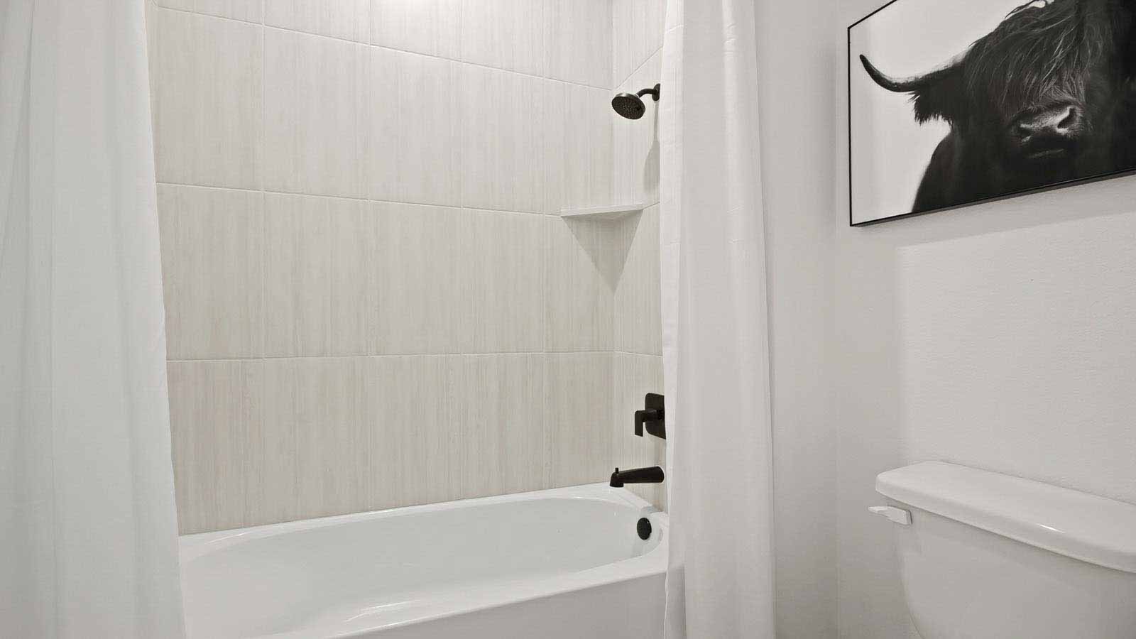 Secondary bathroom with tub/shower combo with quartz counter tops in Pinehurst  TX