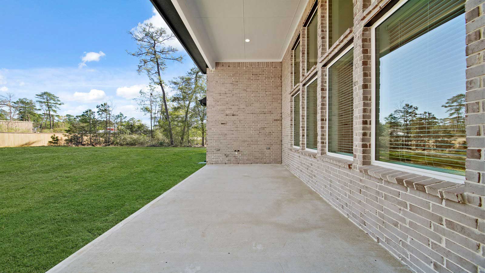 covered patio with overhead lighting
