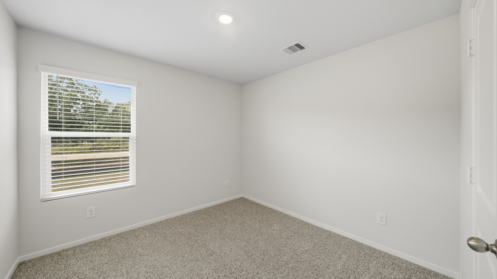 bedroom with carpet flooring