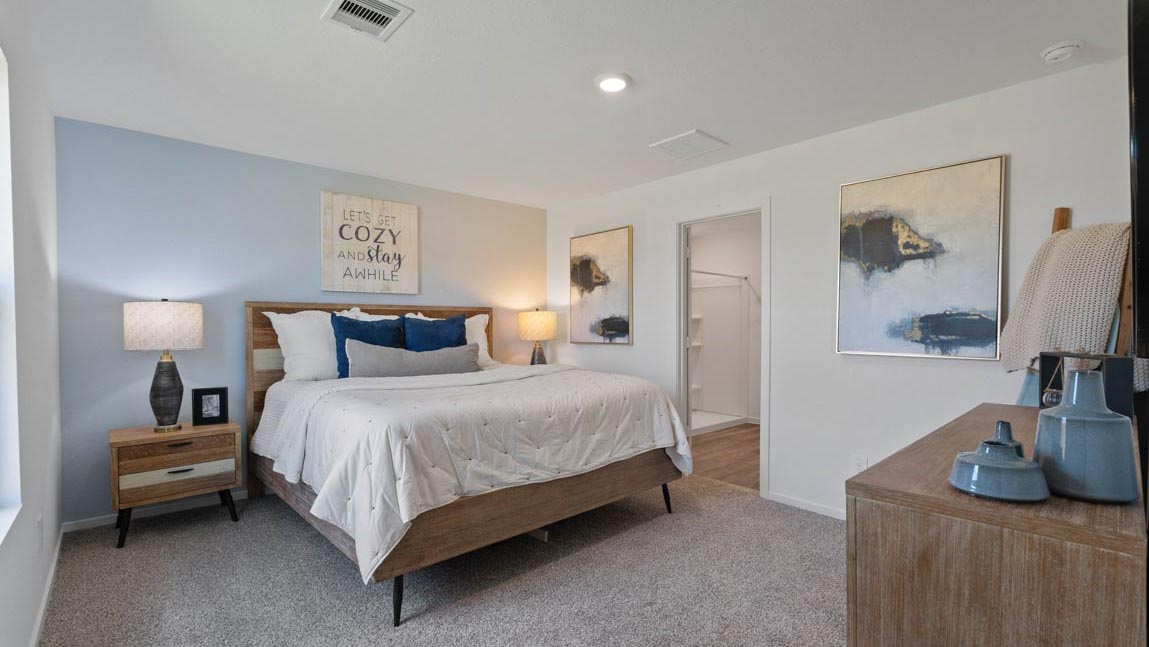 bedroom with carpet flooring