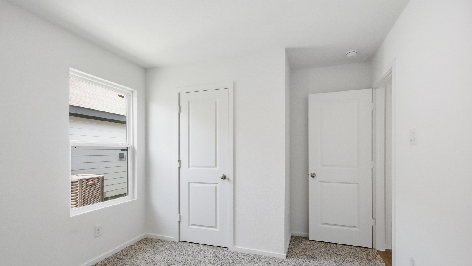 bedroom with carpet flooring