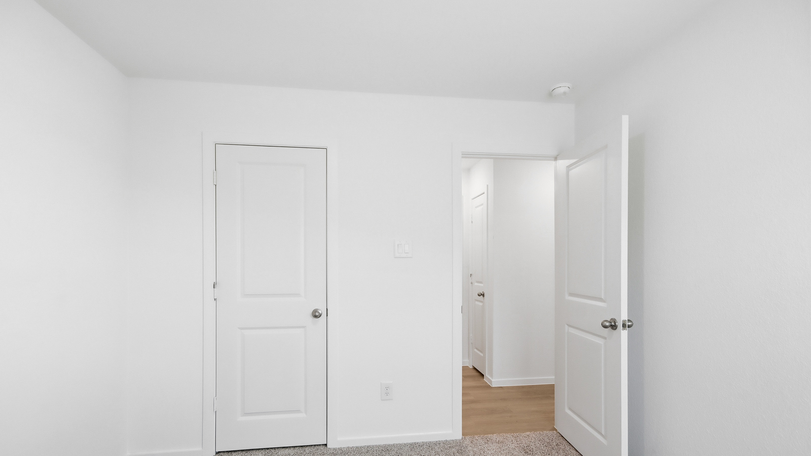 bedroom with carpet flooring