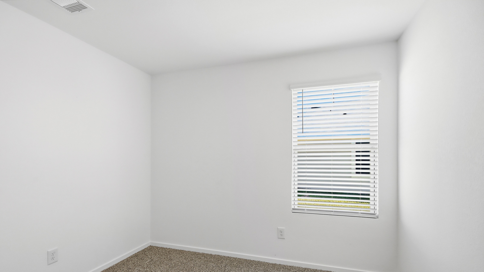 bedroom with carpet flooring