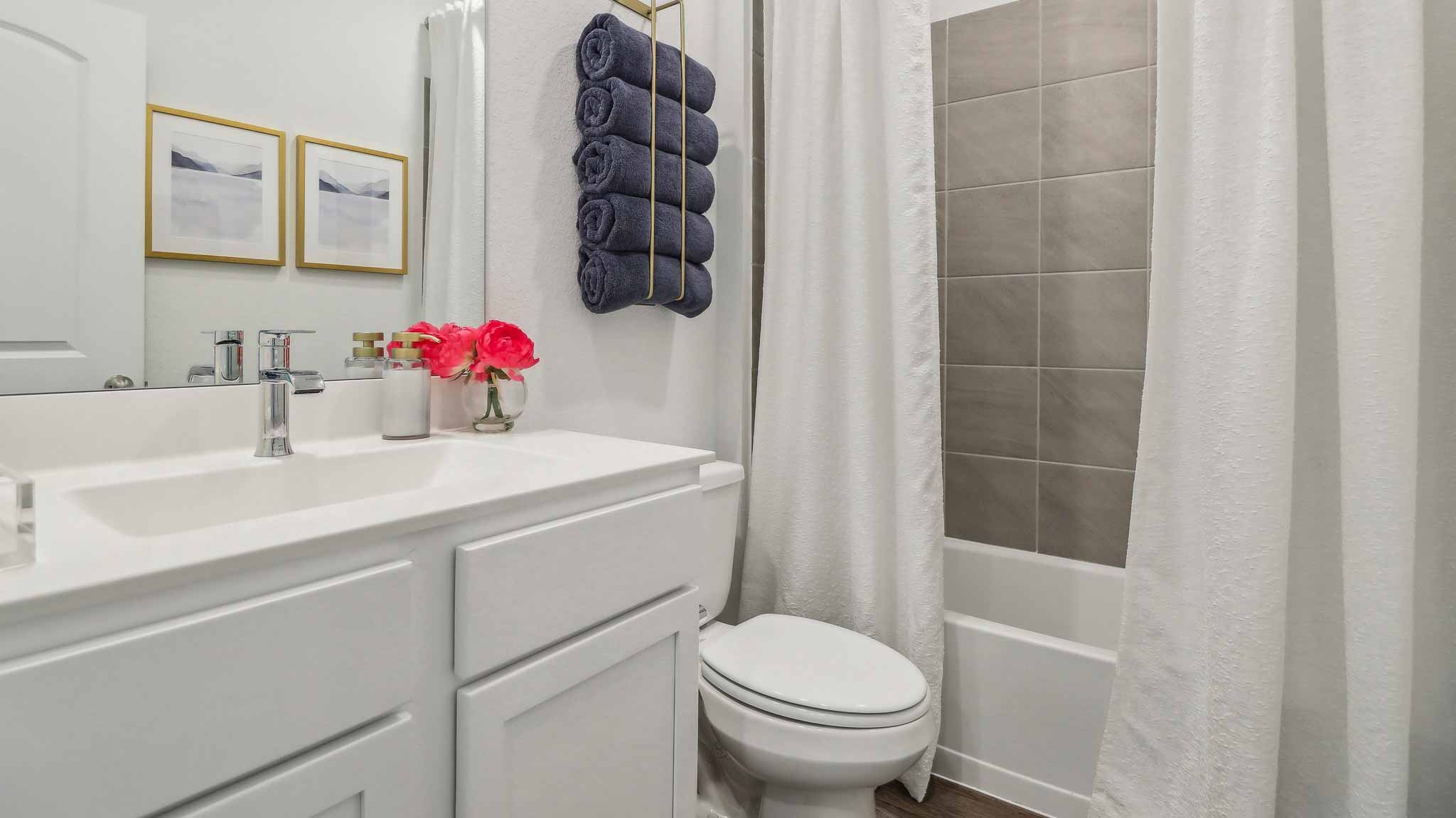 Secondary bathroom with tub/shower combo with quartz counter tops in Katy TX
