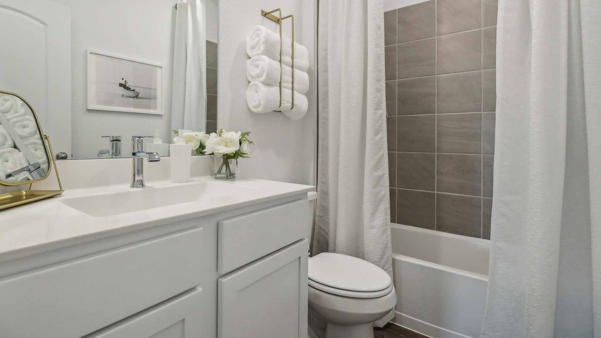 Secondary bathroom with tub/shower combo with quartz counter tops in Katy TX