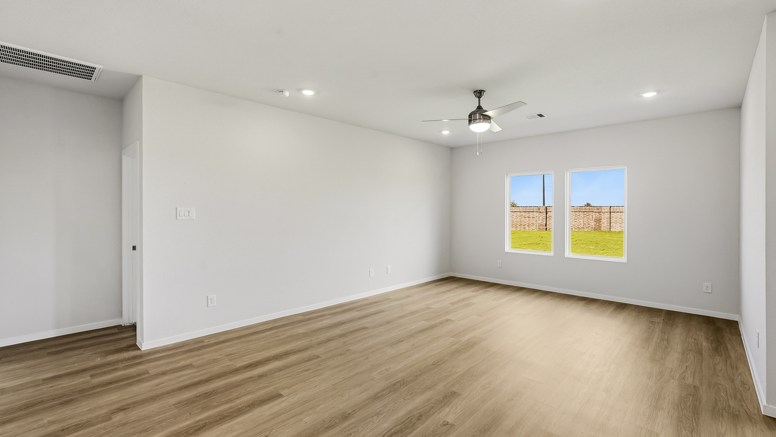 Model Open 7 days a week 4016 Shimmer Sol Drive, Brookshire, TX 77423 1-2 story home, 3,4,5,6 bed homes with 1,2,3 baths.