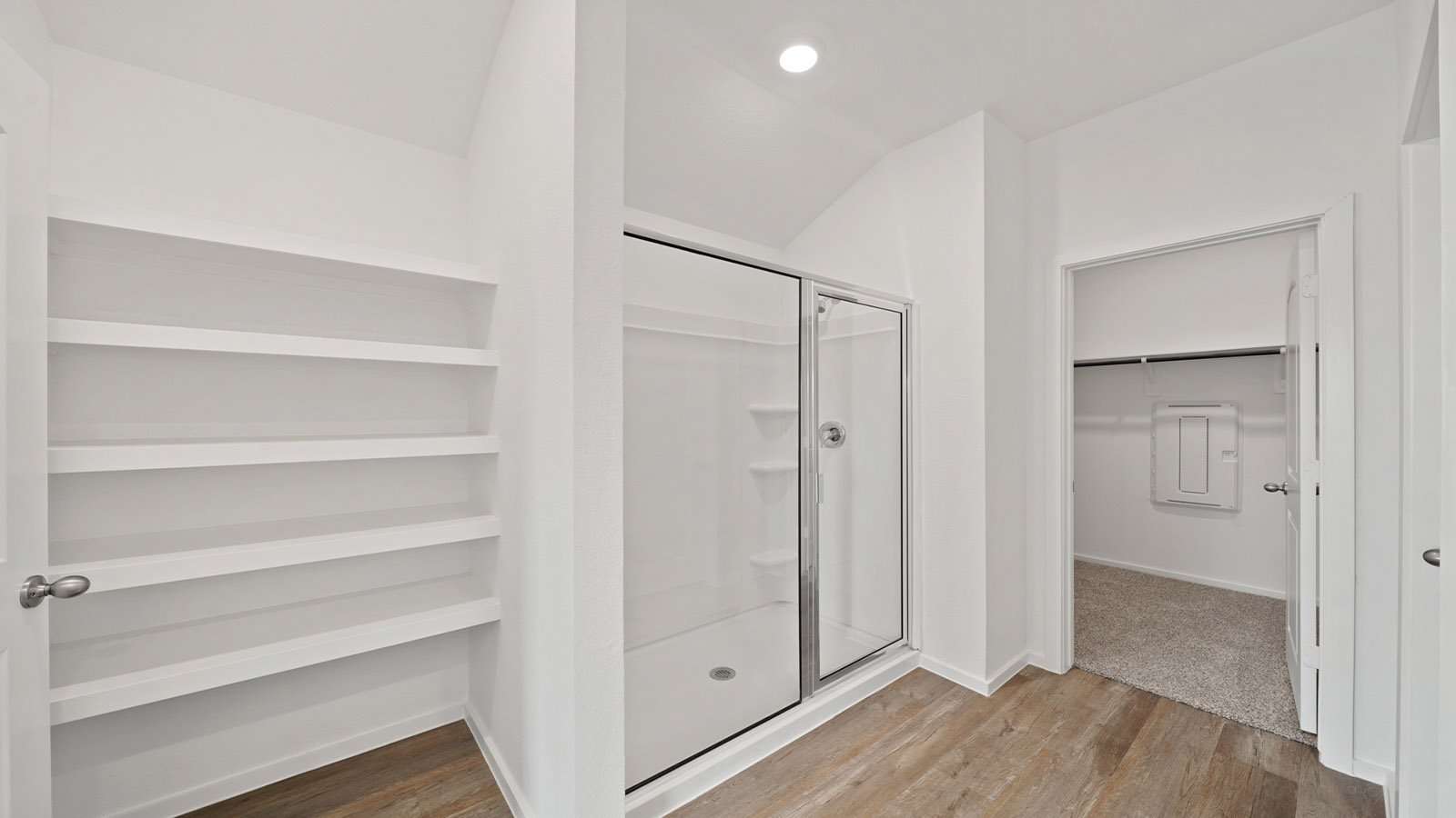 primary bathoom with built in shelves