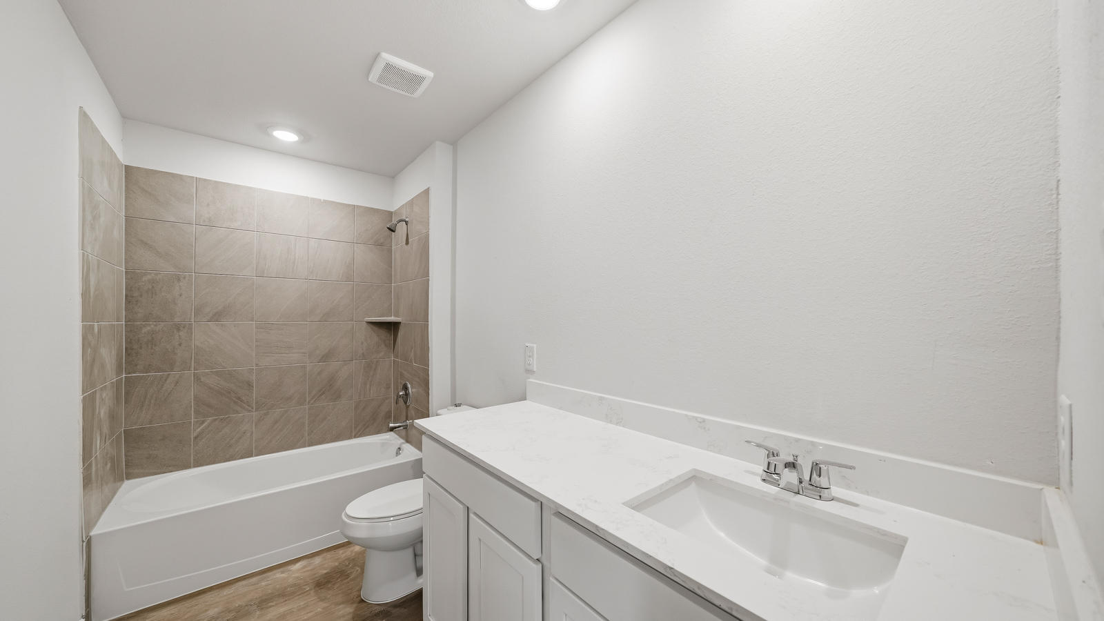 secondary bathroom with tub/ shower combo