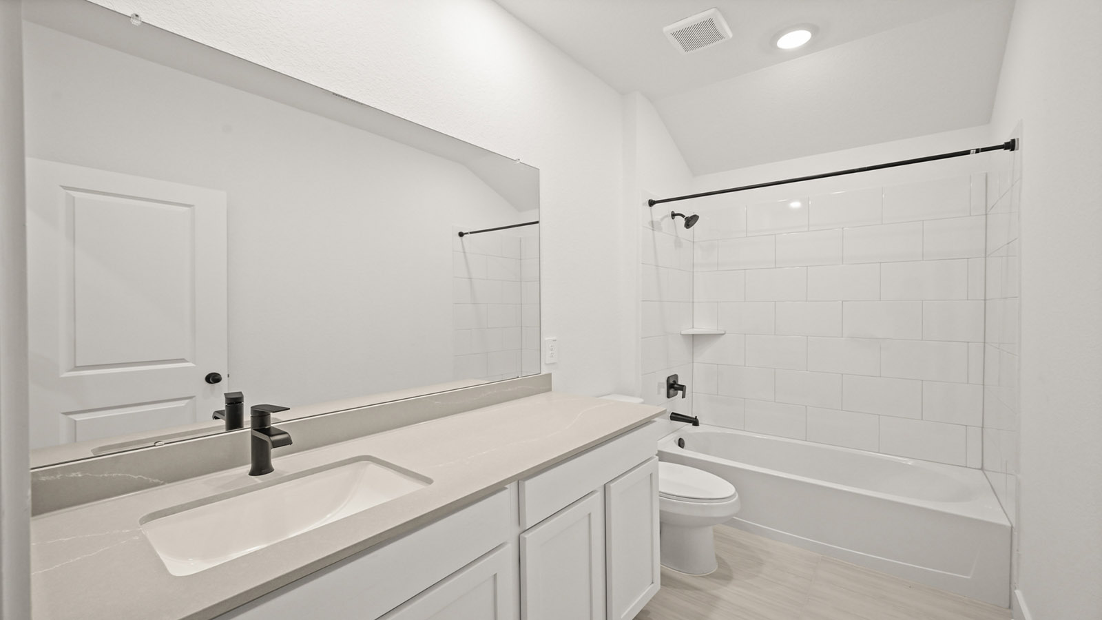 Secondary bathroom with tub/shower combo