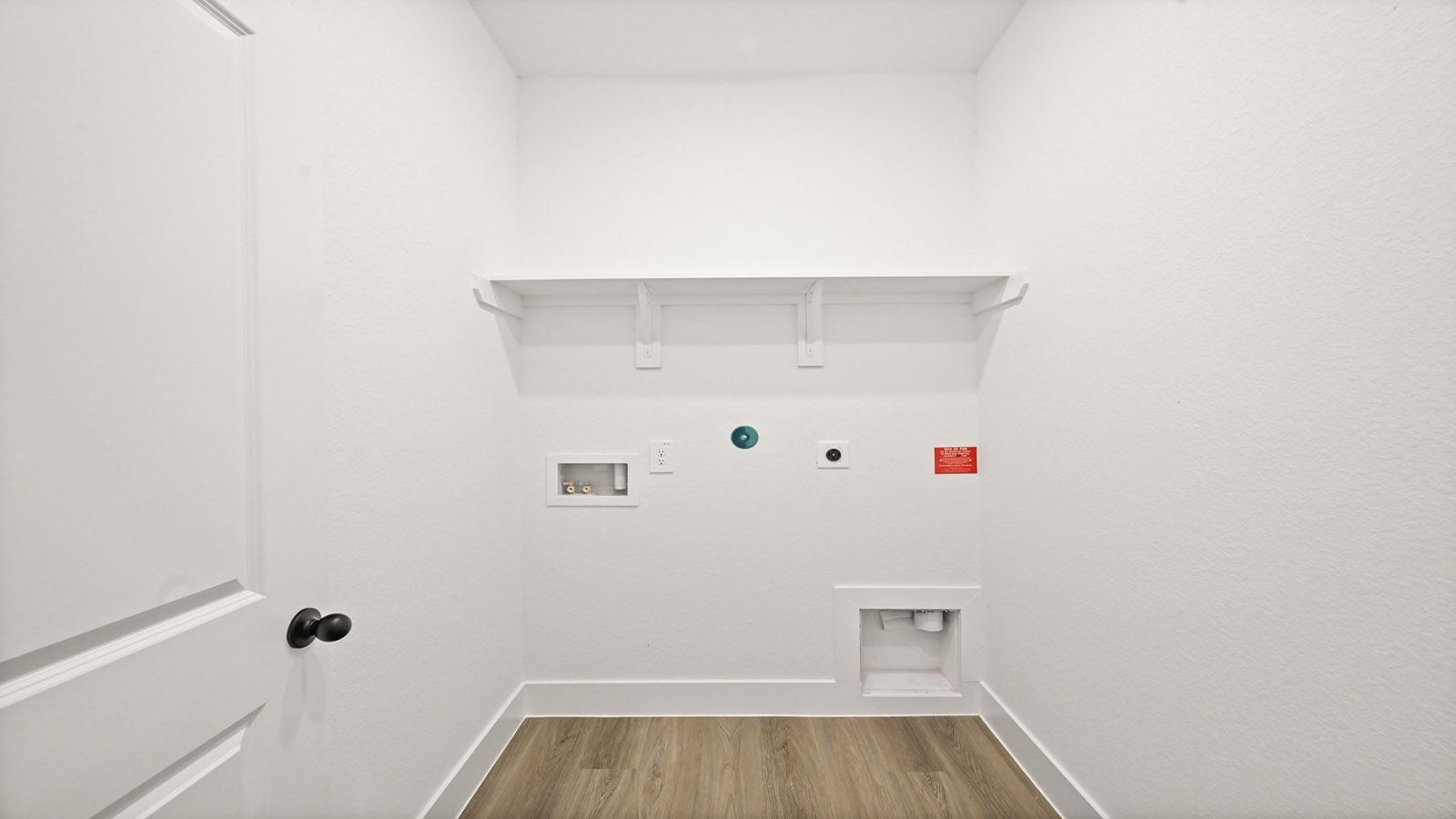 utility room wiht storage