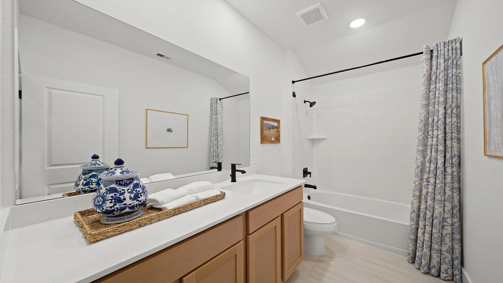Secondary bathroom with tub/shower combo