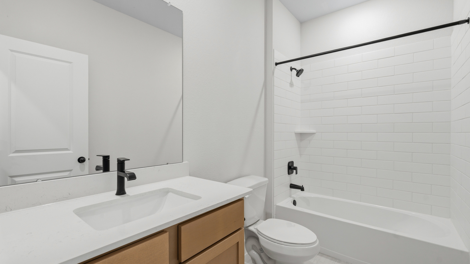 Secondary bathroom with tub/shower combo with quartz counter tops in montgomery TX