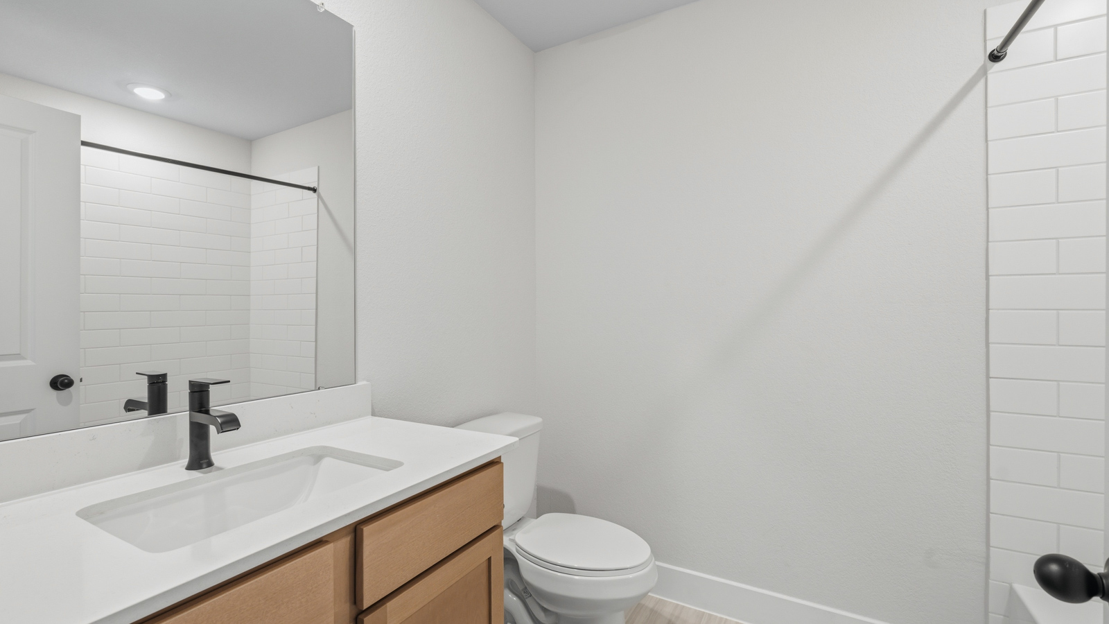 Secondary bathroom with tub/shower combo with quartz counter tops in montgomery TX