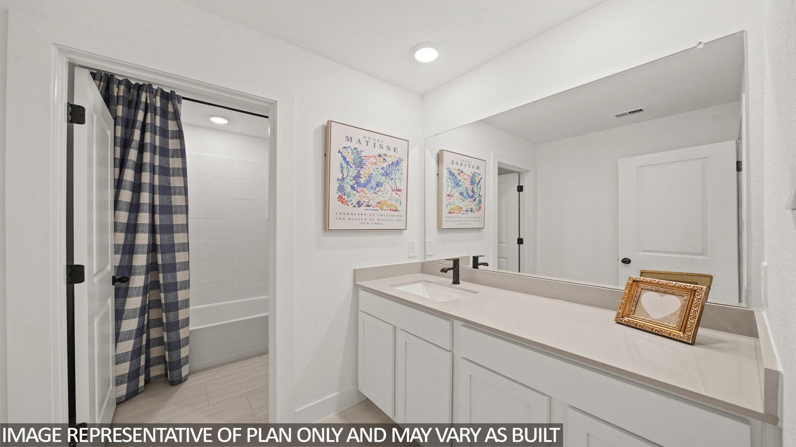 Secondary bathroom with tub/shower combo with quartz counter tops in montgomery TX
