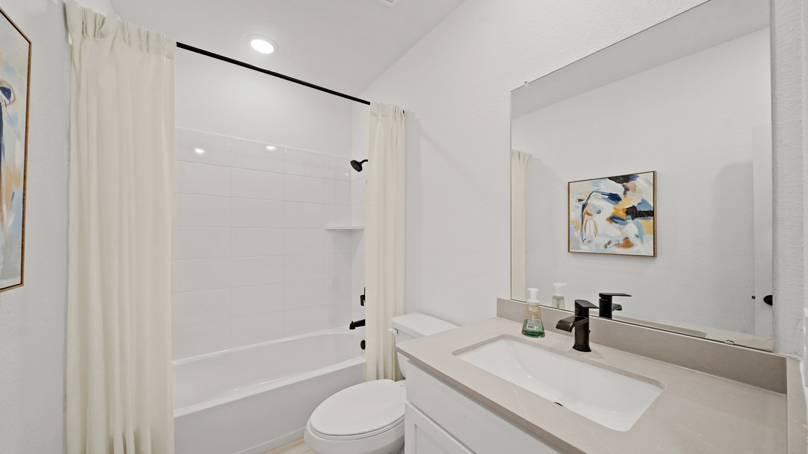 Secondary bathroom with tub/shower combo