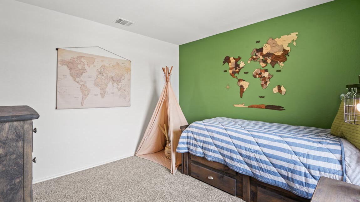 bedroom with carpet flooring