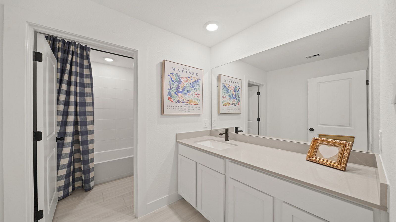 Secondary bathroom with tub/shower combo with quartz counter tops in montgomery TX
