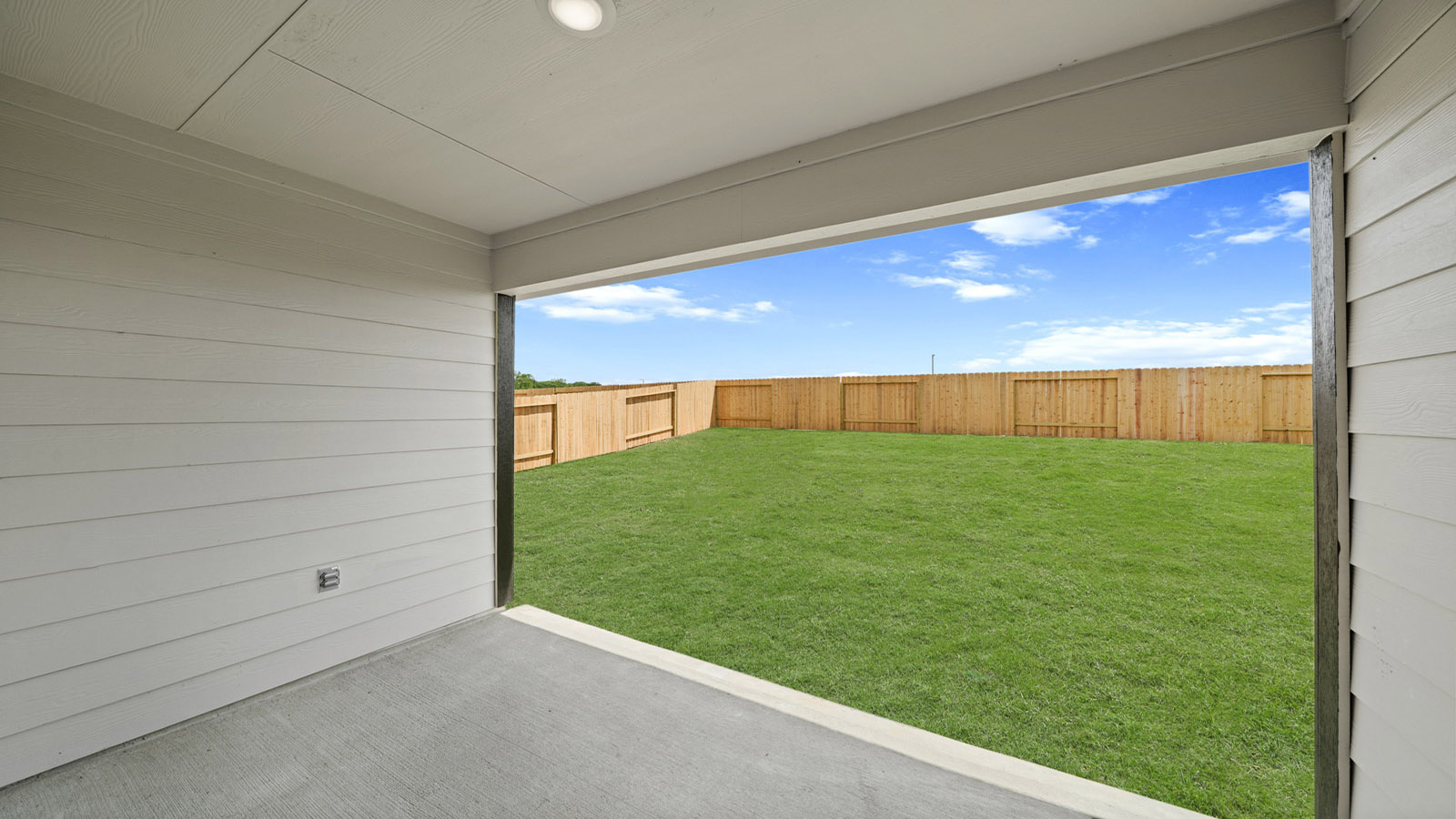covered patio with overhead lighting