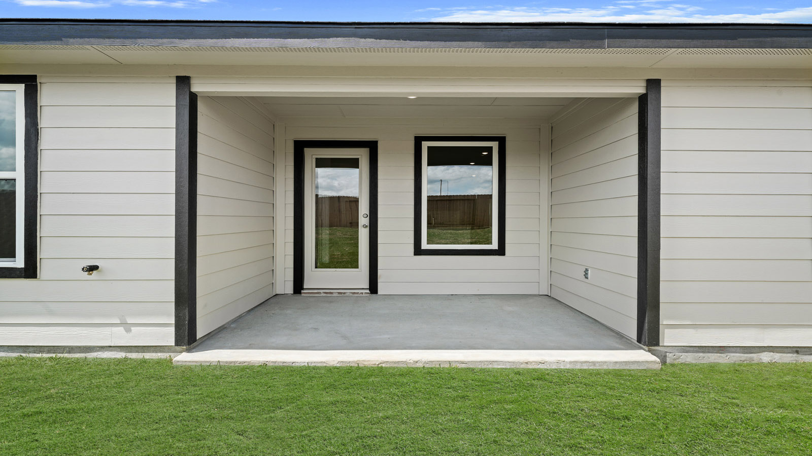 covered patio with overhead lighting