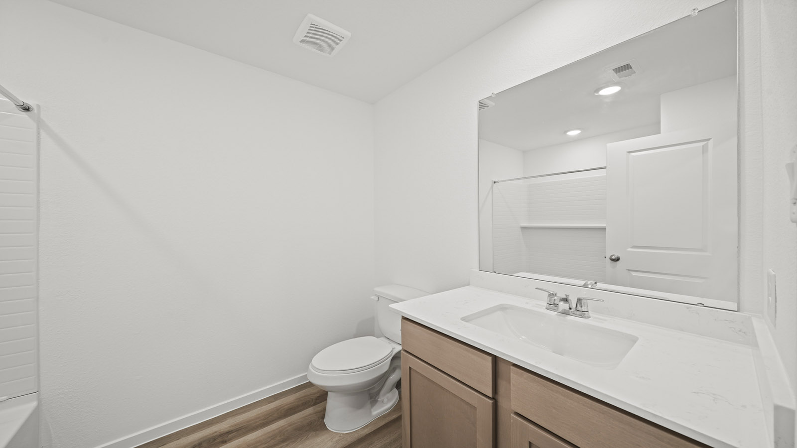 Secondary bathroom with tub/shower combo