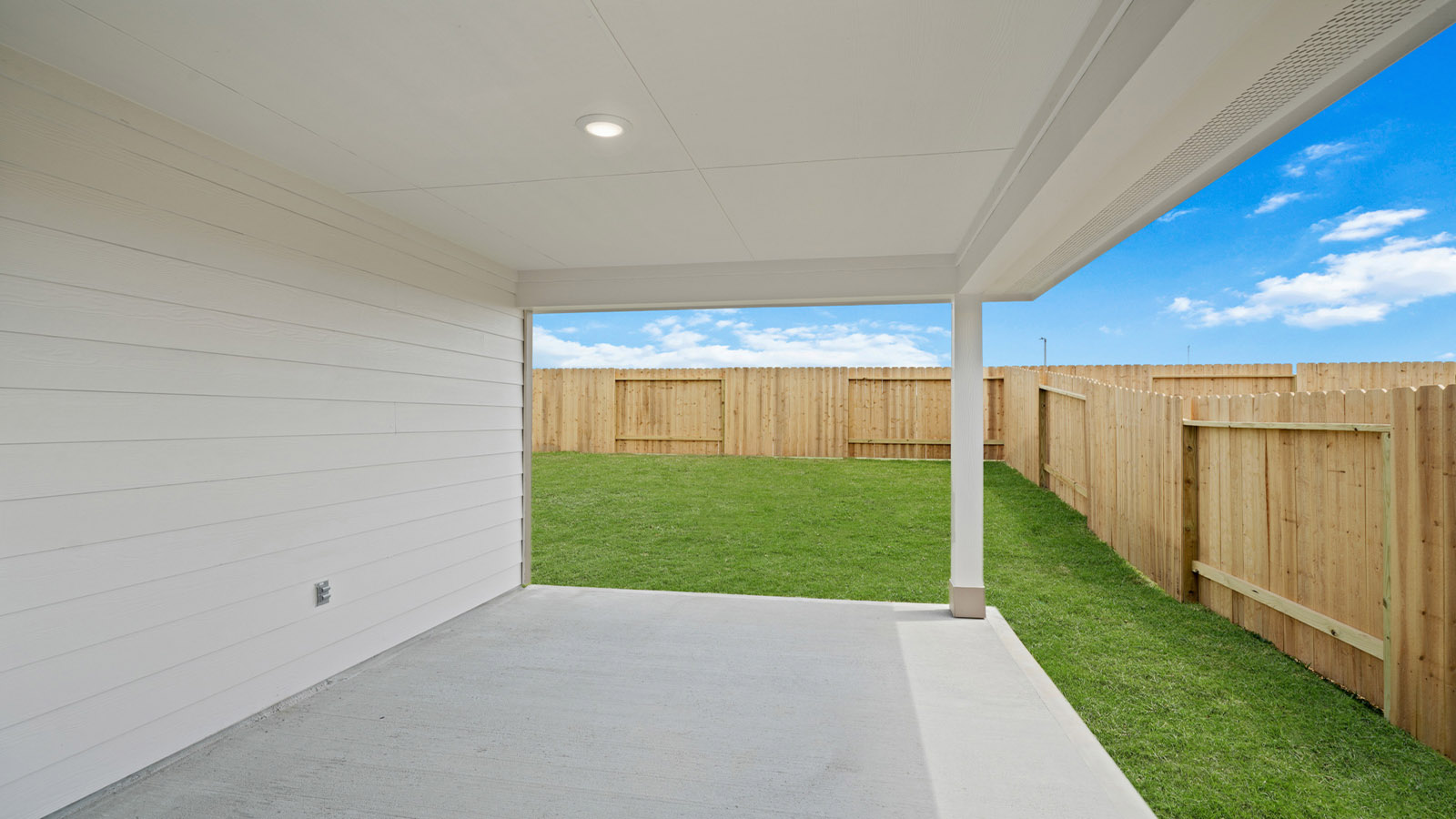 covered patio with overhead lighting