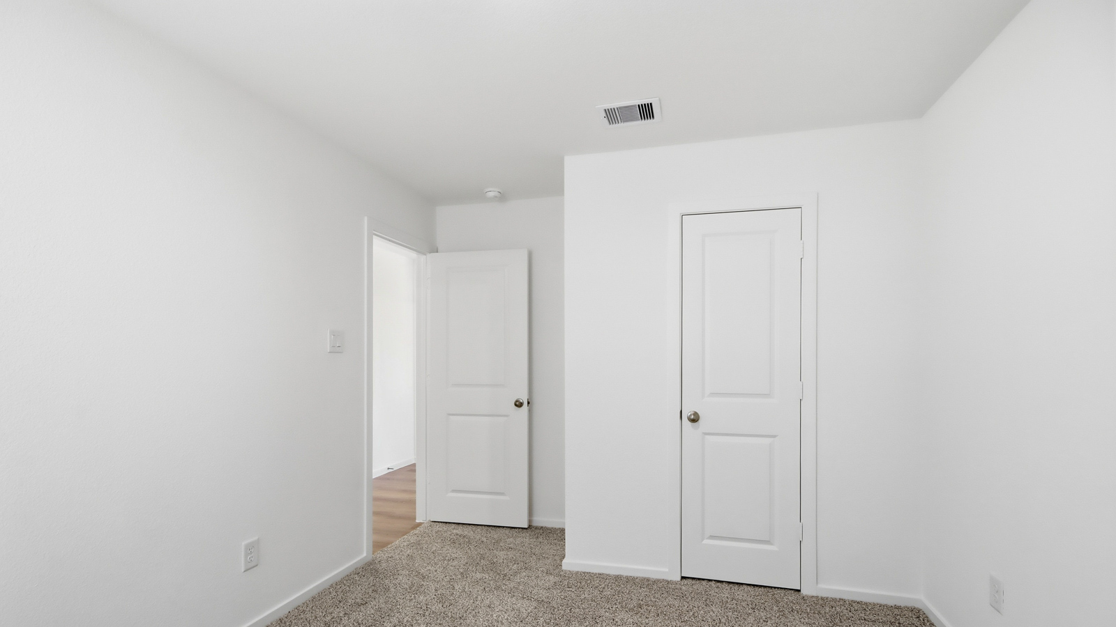 bedroom with carpet floring