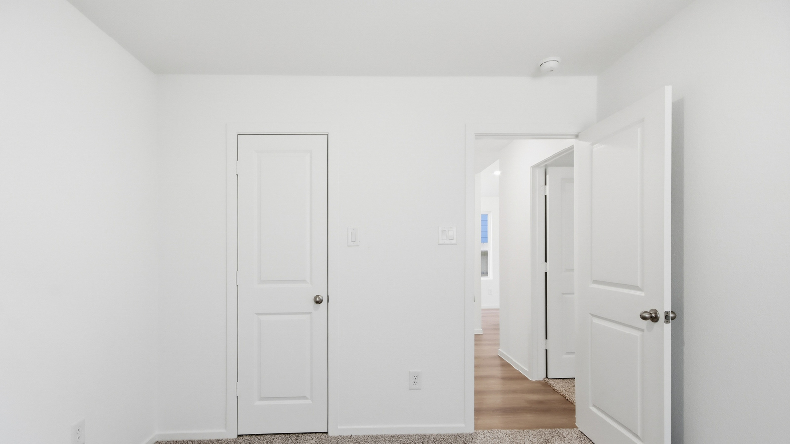 bedroom with carpet floring