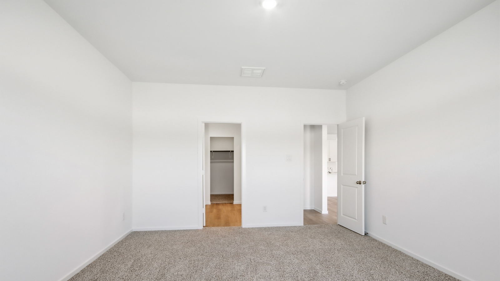 bedroom with carpet flooring