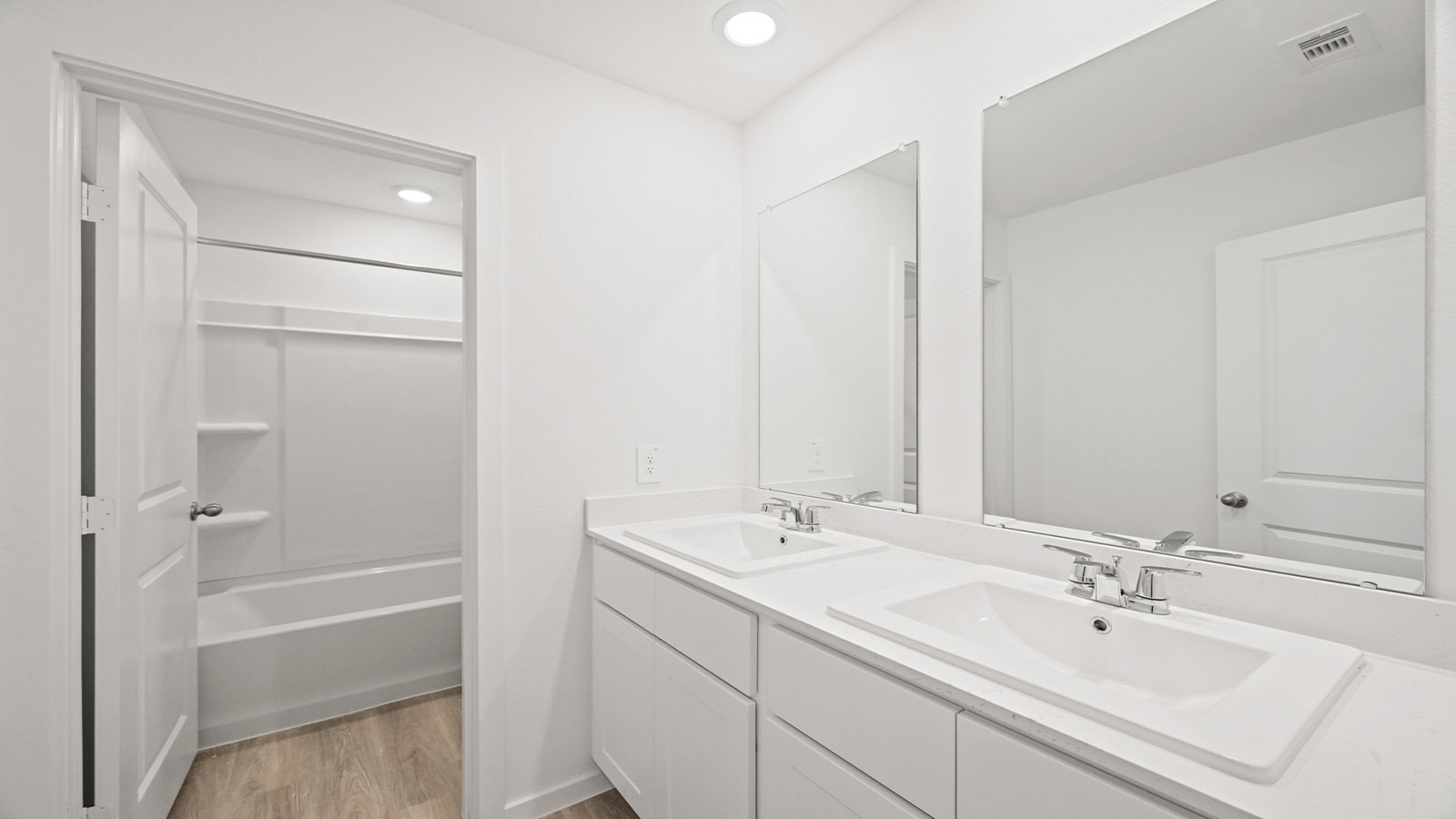 Secondary bathroom with tub/shower combo