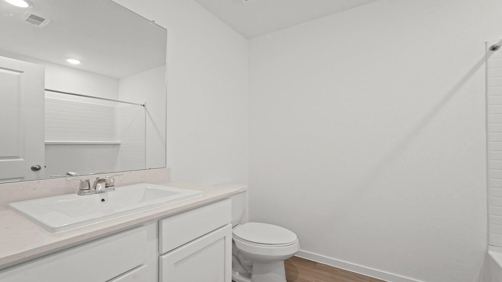 Secondary bathroom with tub/shower combo