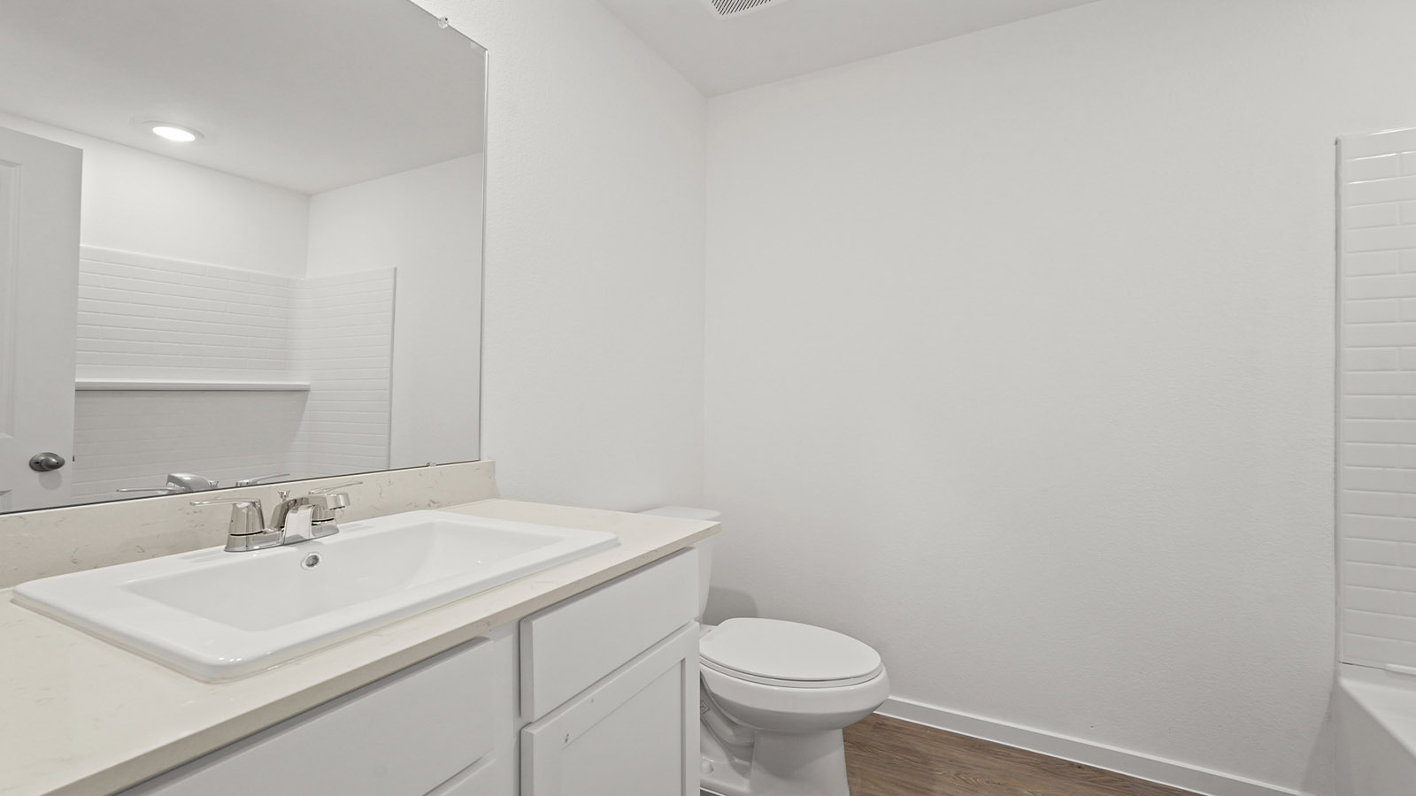 Secondary bathroom with tub/shower combo